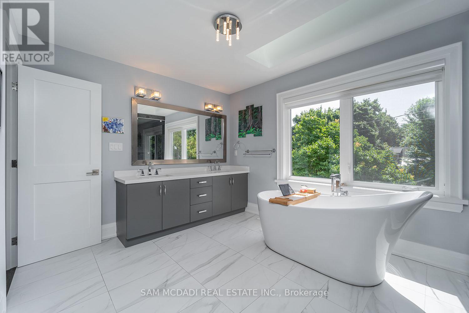 Photo 2 of 2163 Deyncourt Drive, Burlington ON