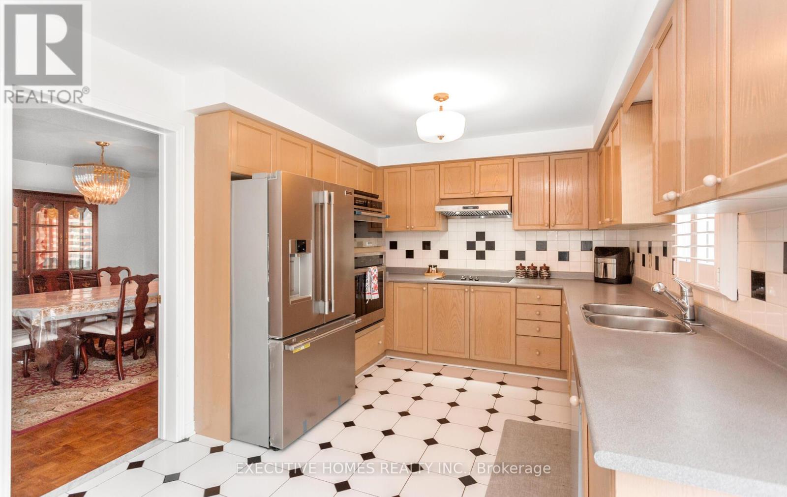 Photo 3 of 5489 Glen Erin Drive, Mississauga ON