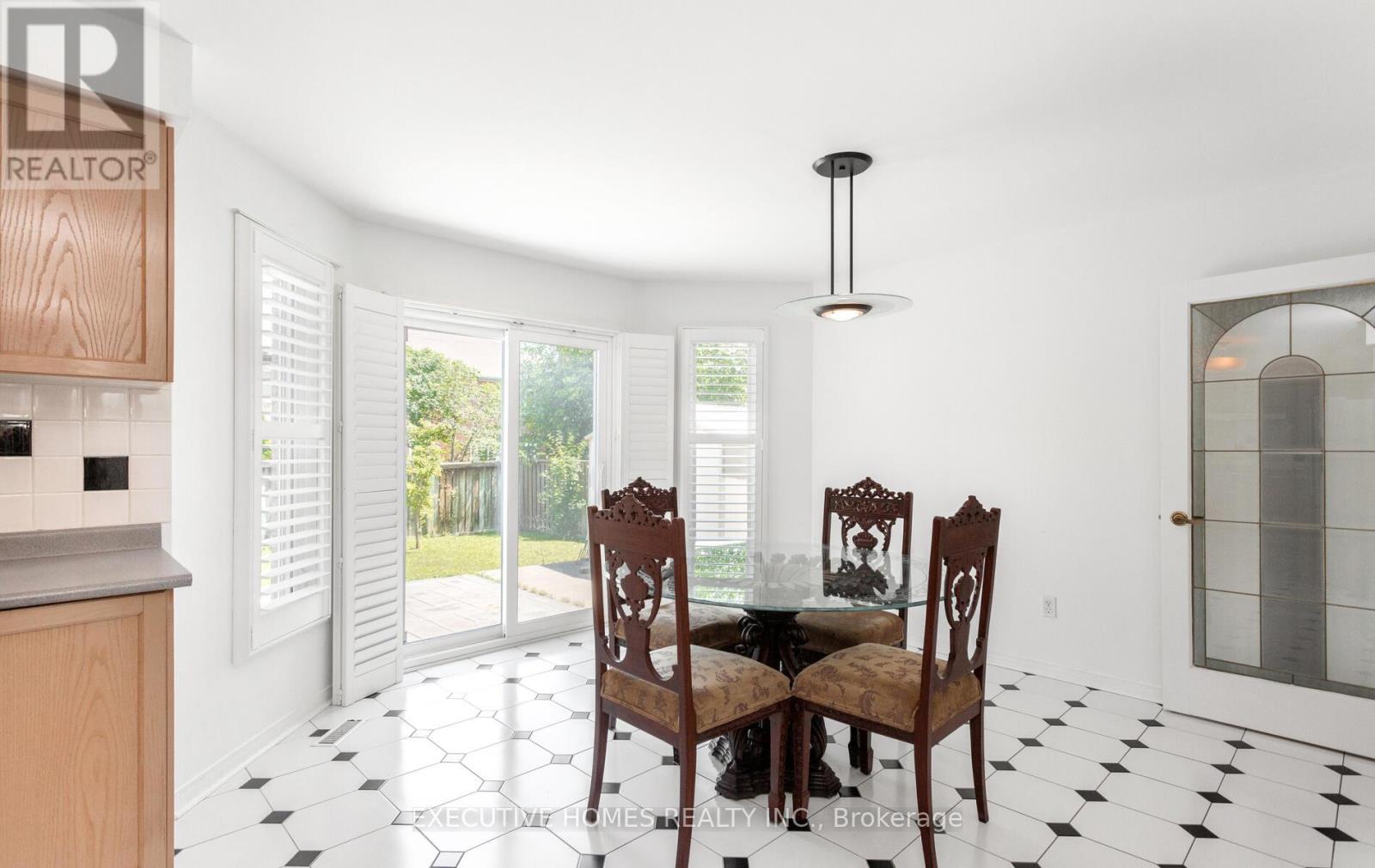 Photo 2 of 5489 Glen Erin Drive, Mississauga ON