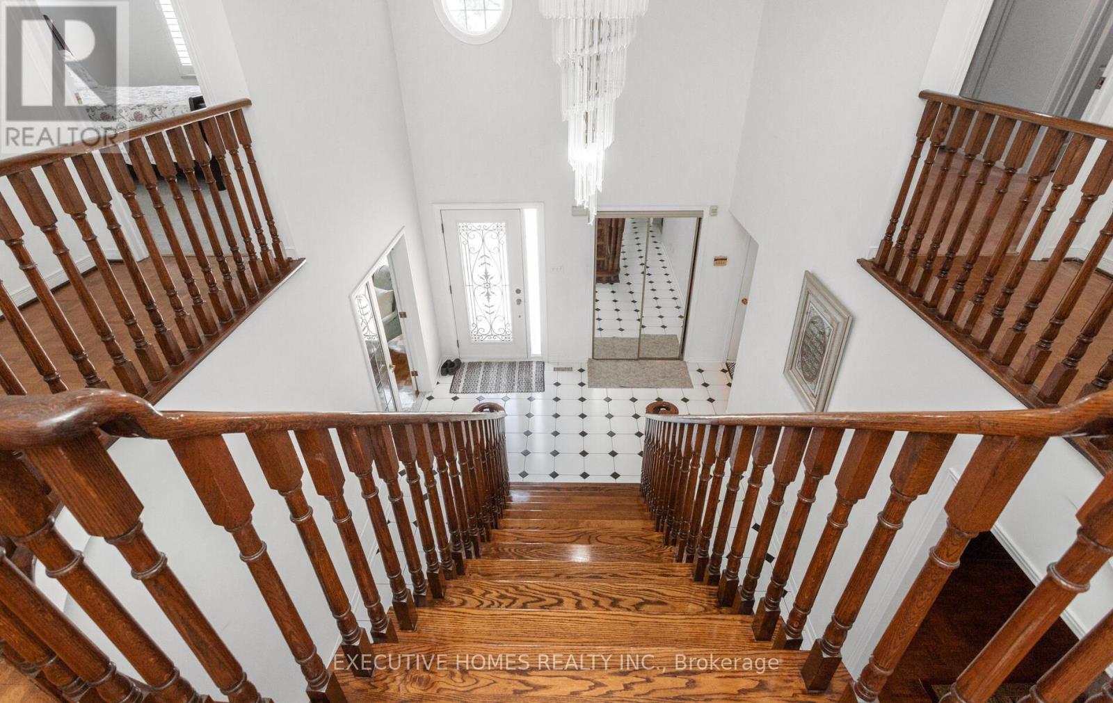 Photo 12 of 5489 Glen Erin Drive, Mississauga ON