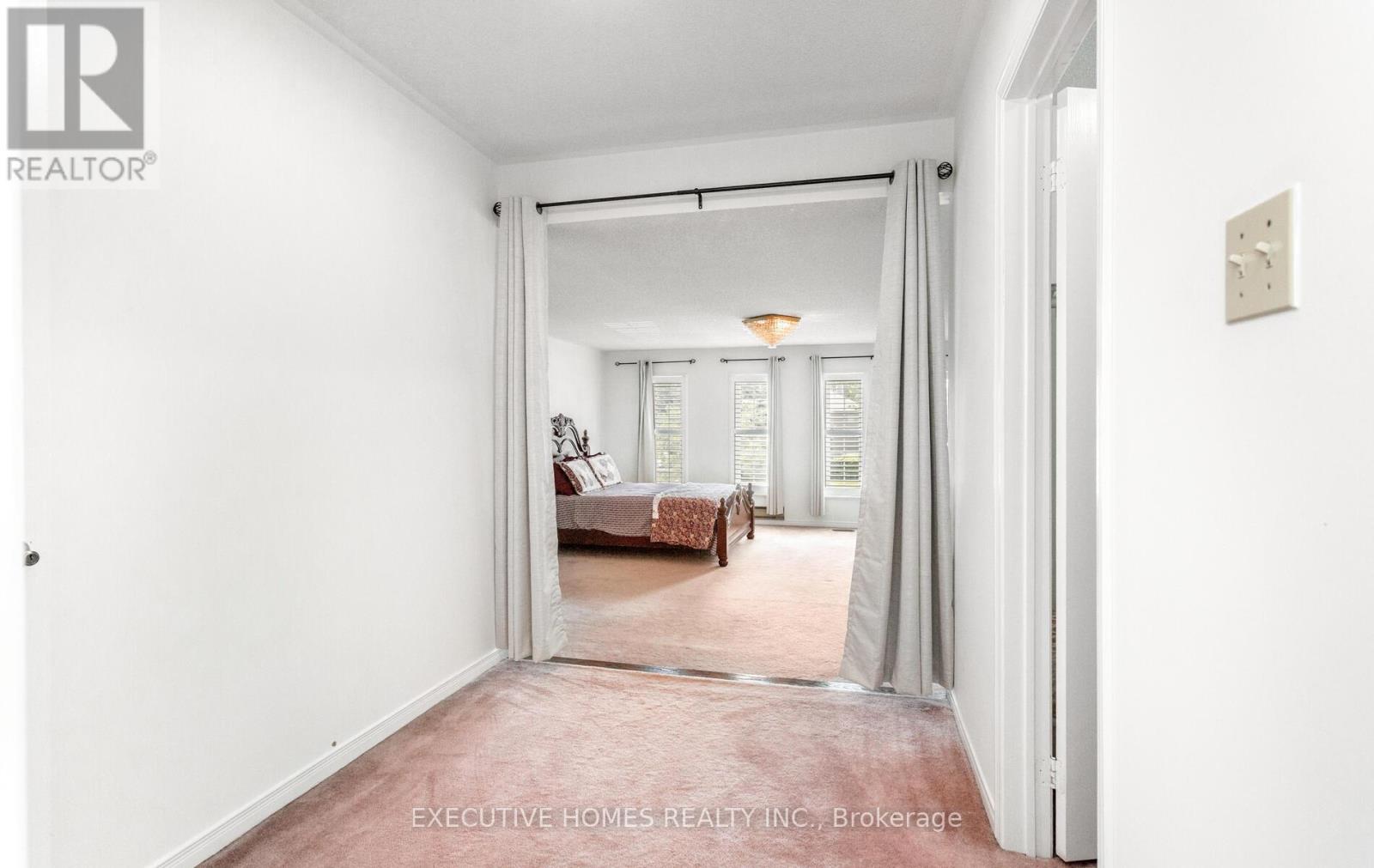 Photo 10 of 5489 Glen Erin Drive, Mississauga ON