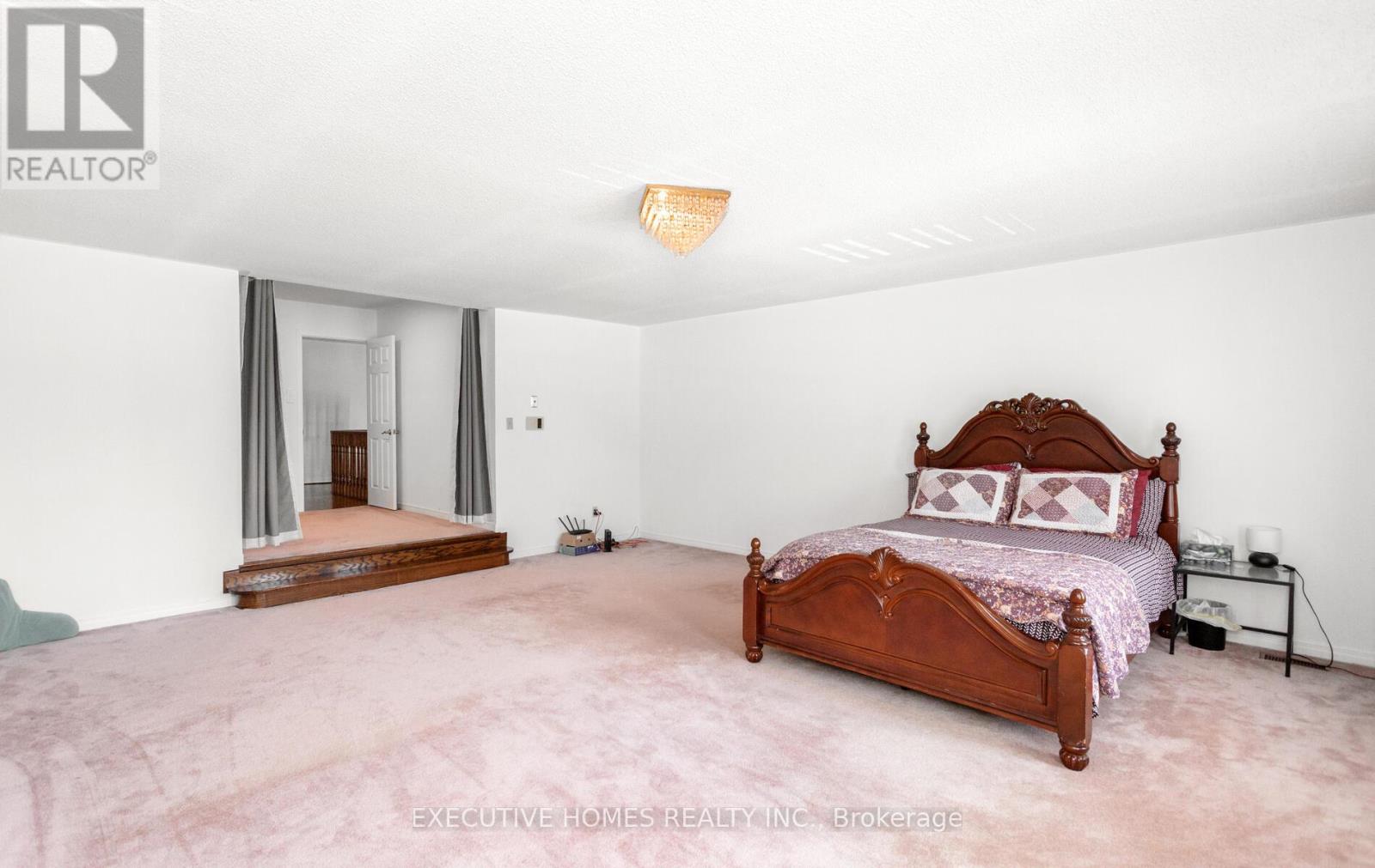 Photo 19 of 5489 Glen Erin Drive, Mississauga ON
