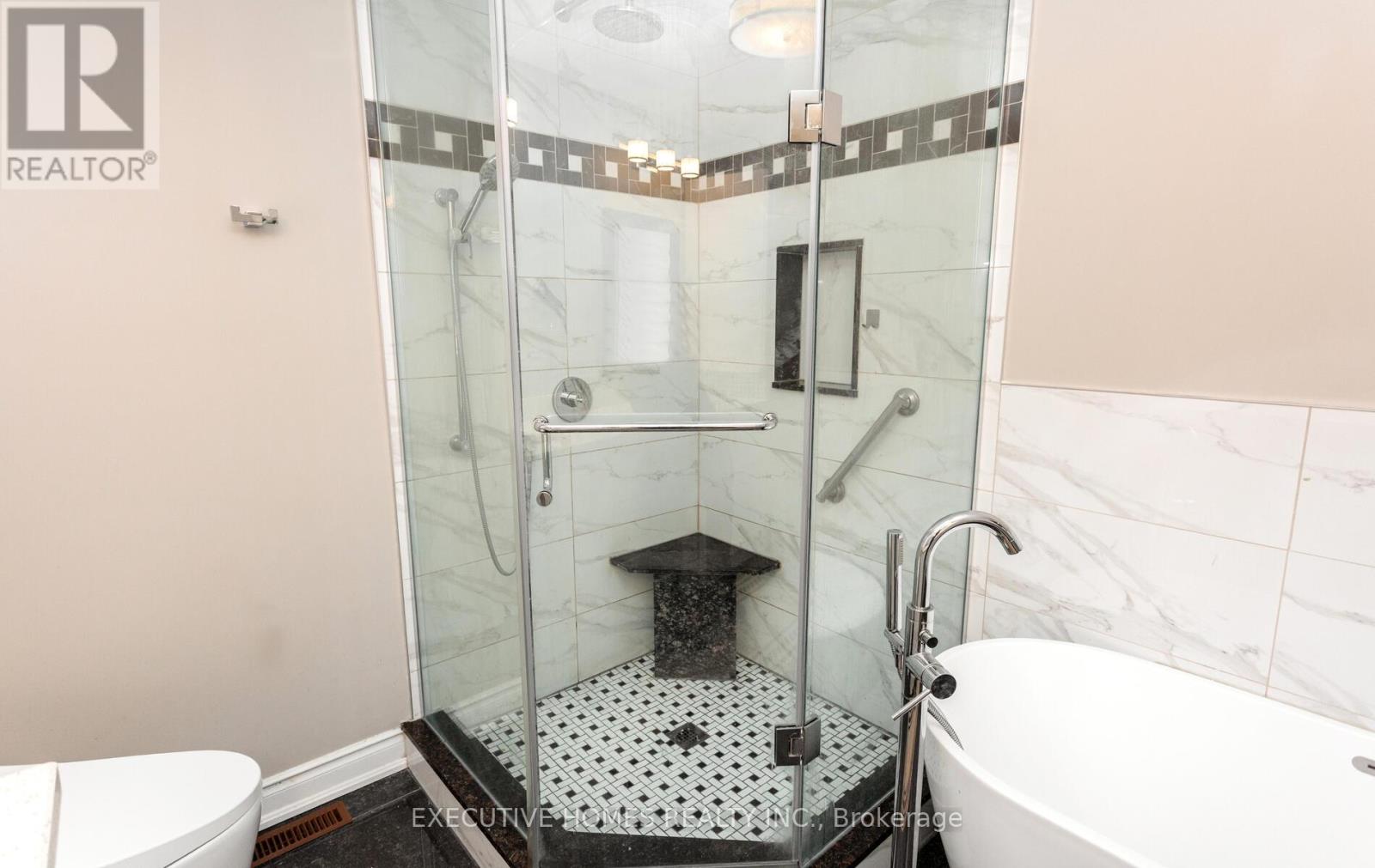 Photo 14 of 5489 Glen Erin Drive, Mississauga ON