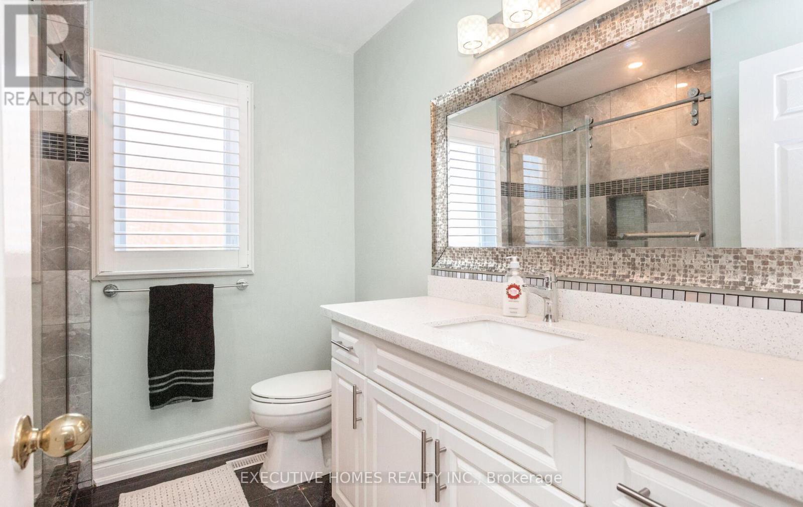 Photo 9 of 5489 Glen Erin Drive, Mississauga ON
