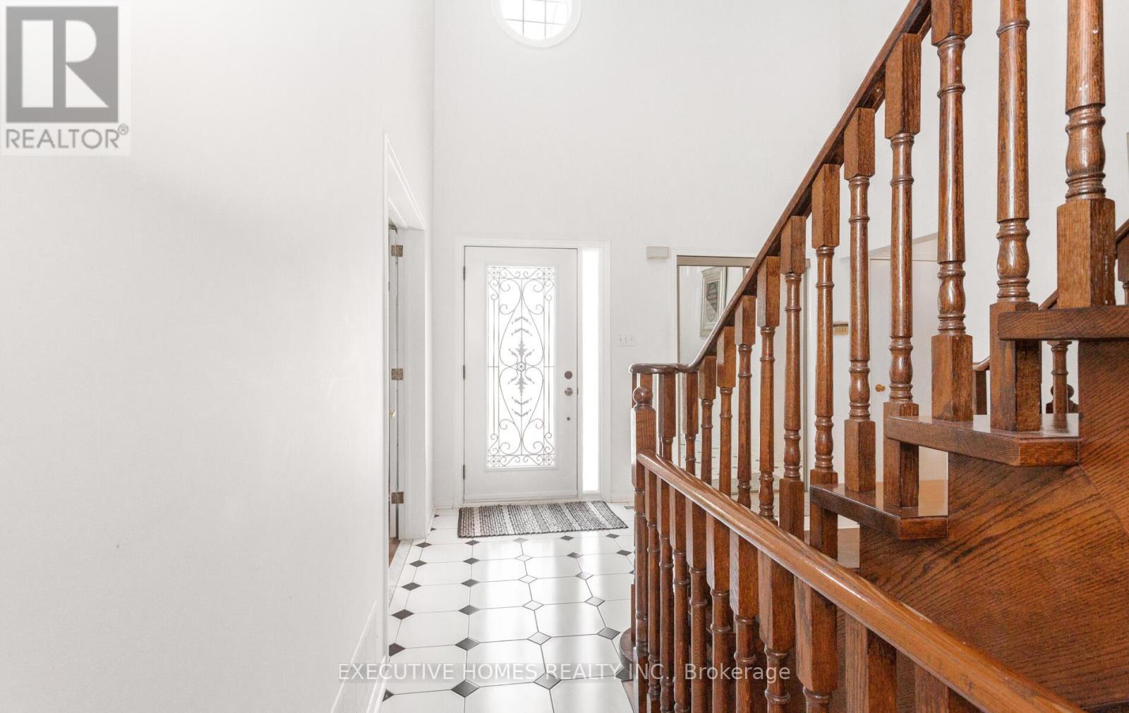 Photo 13 of 5489 Glen Erin Drive, Mississauga ON