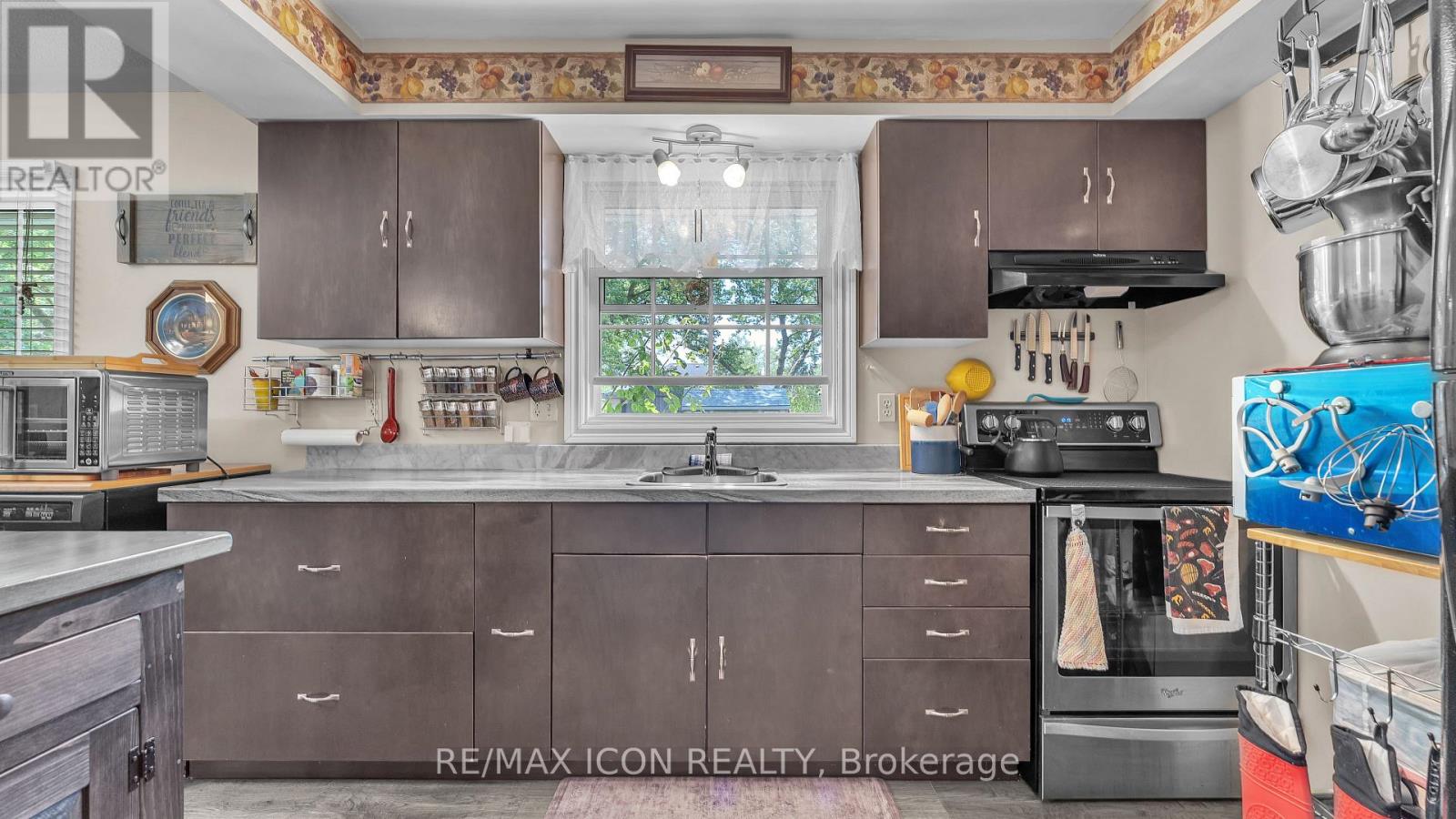 Single Family House Bungalow for Sale in  BETHANY STREET N North Middlesex (Parkhill) 