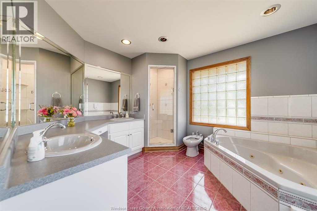 Photo 3 of 211 Woodland Drive, Harrow ON