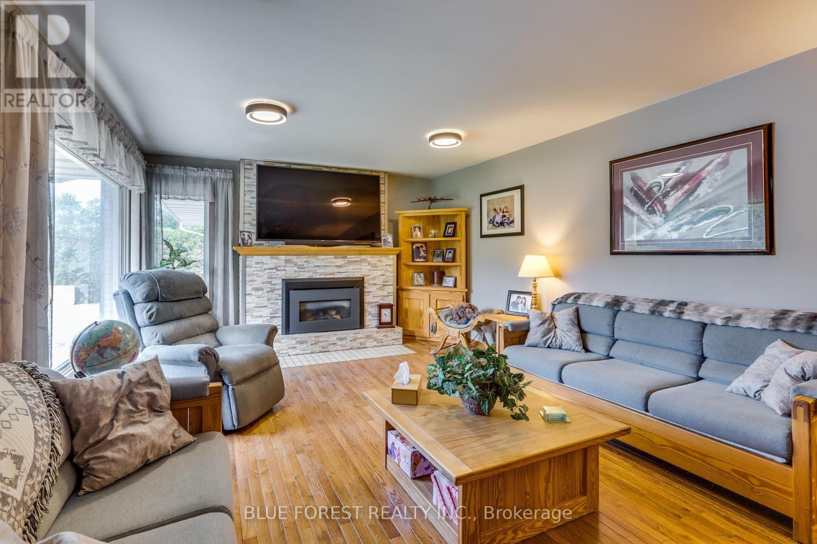 Photo 3 of 186 Crampton Drive, Thames Centre ON
