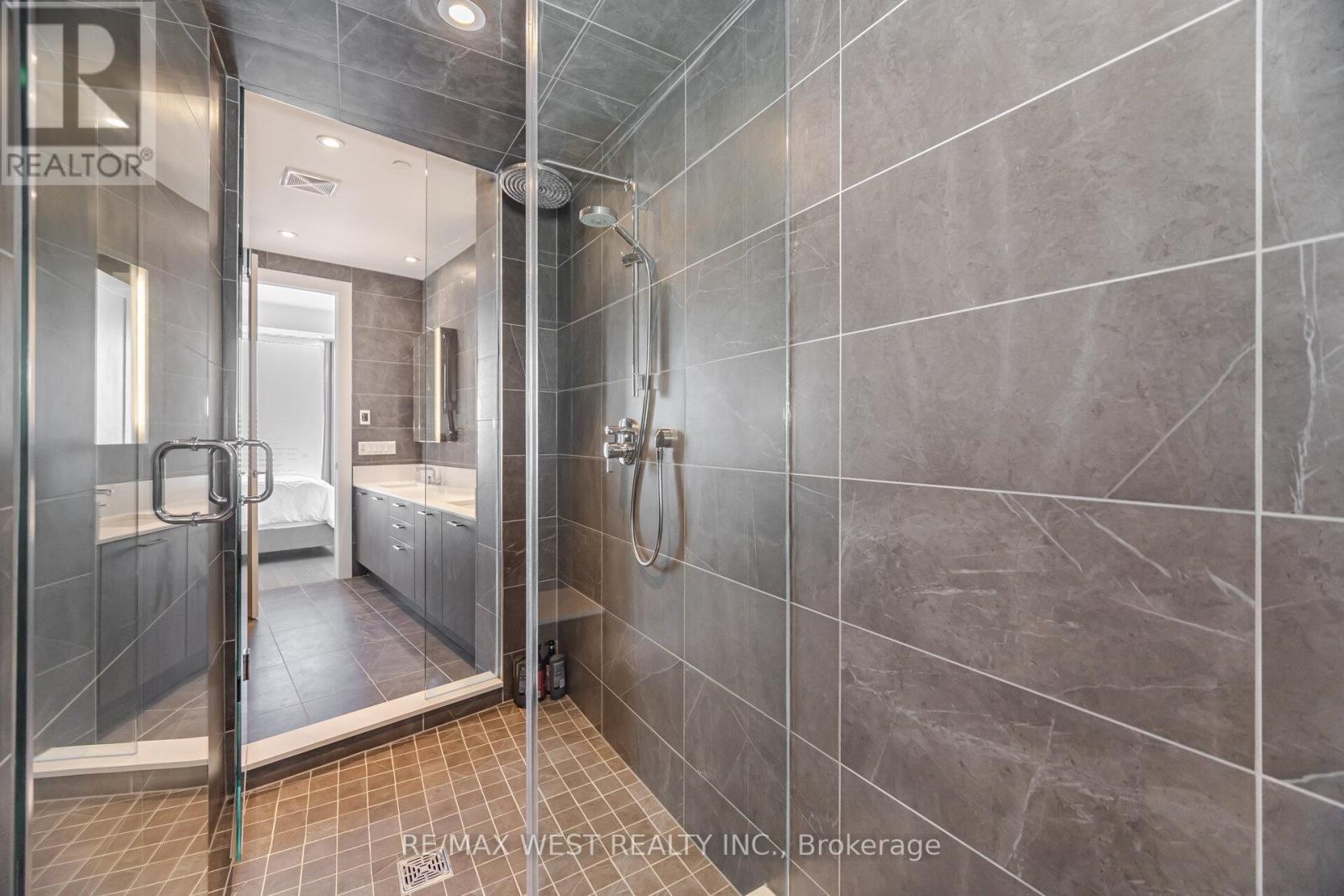 Photo 10 of 6712 10 York Street, Toronto ON