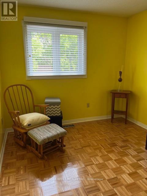 Photo 7 of 102 Swinton Crescent, Vaughan ON