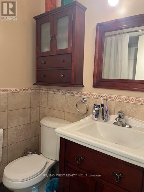 Photo 3 of 102 Swinton Crescent, Vaughan ON