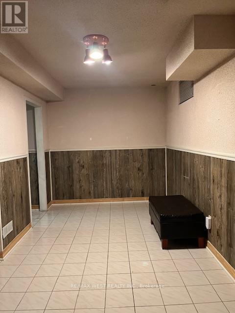 Photo 17 of 102 Swinton Crescent, Vaughan ON