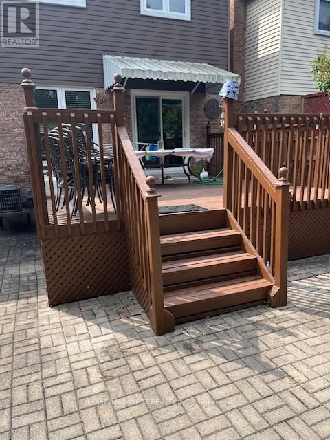 Photo 2 of 102 Swinton Crescent, Vaughan ON