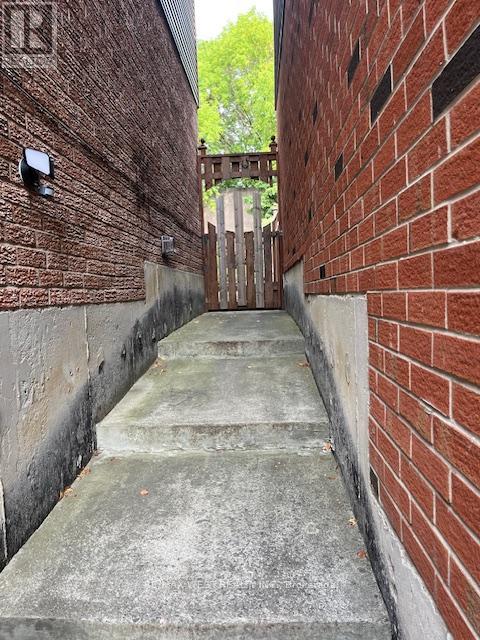 Photo 9 of 102 Swinton Crescent, Vaughan ON
