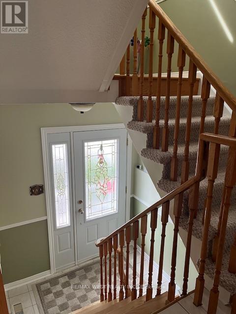 Photo 18 of 102 Swinton Crescent, Vaughan ON