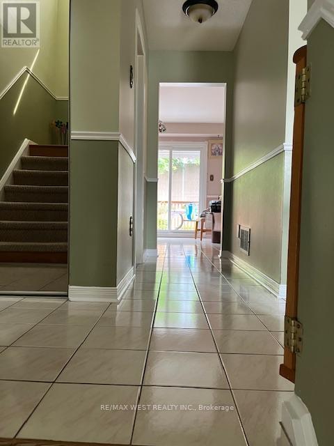 Photo 6 of 102 Swinton Crescent, Vaughan ON