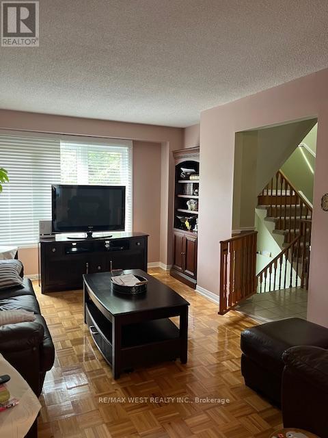 Photo 14 of 102 Swinton Crescent, Vaughan ON