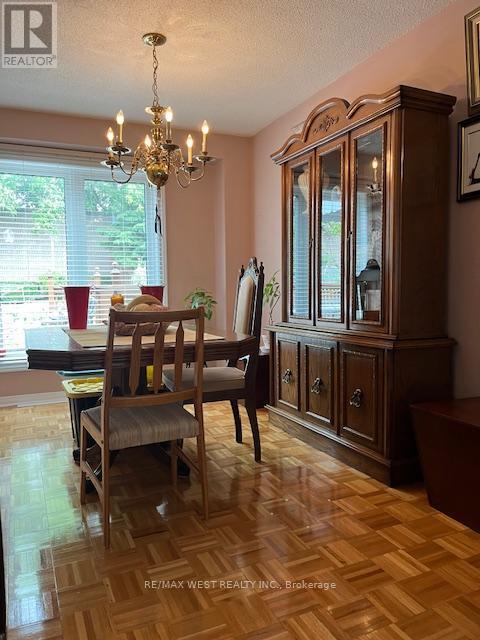 Photo 4 of 102 Swinton Crescent, Vaughan ON