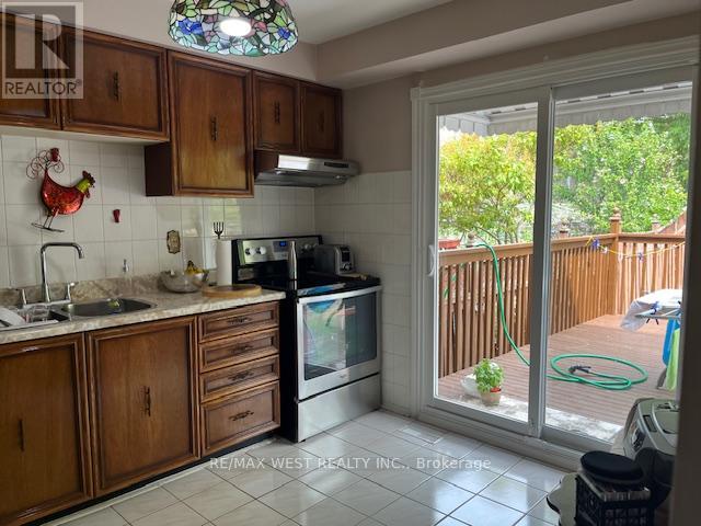 Photo 8 of 102 Swinton Crescent, Vaughan ON