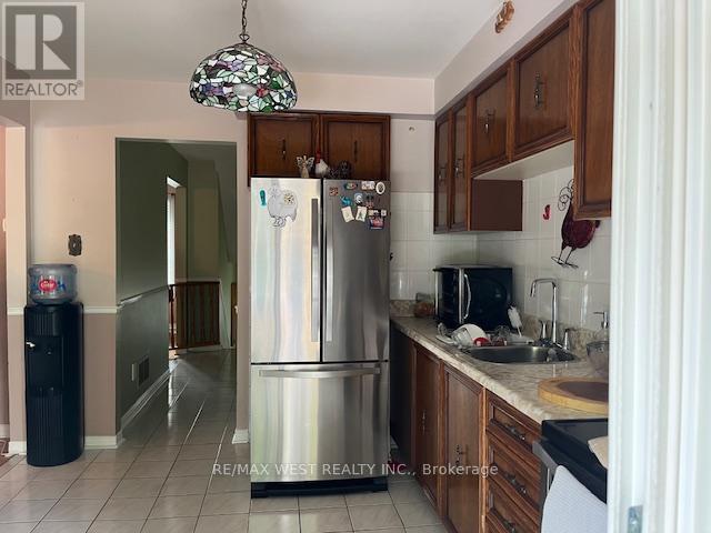Photo 13 of 102 Swinton Crescent, Vaughan ON