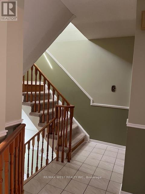 Photo 5 of 102 Swinton Crescent, Vaughan ON