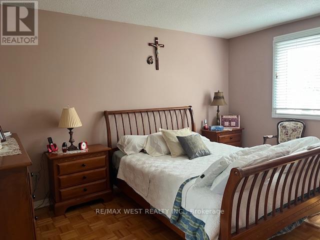 Photo 16 of 102 Swinton Crescent, Vaughan ON