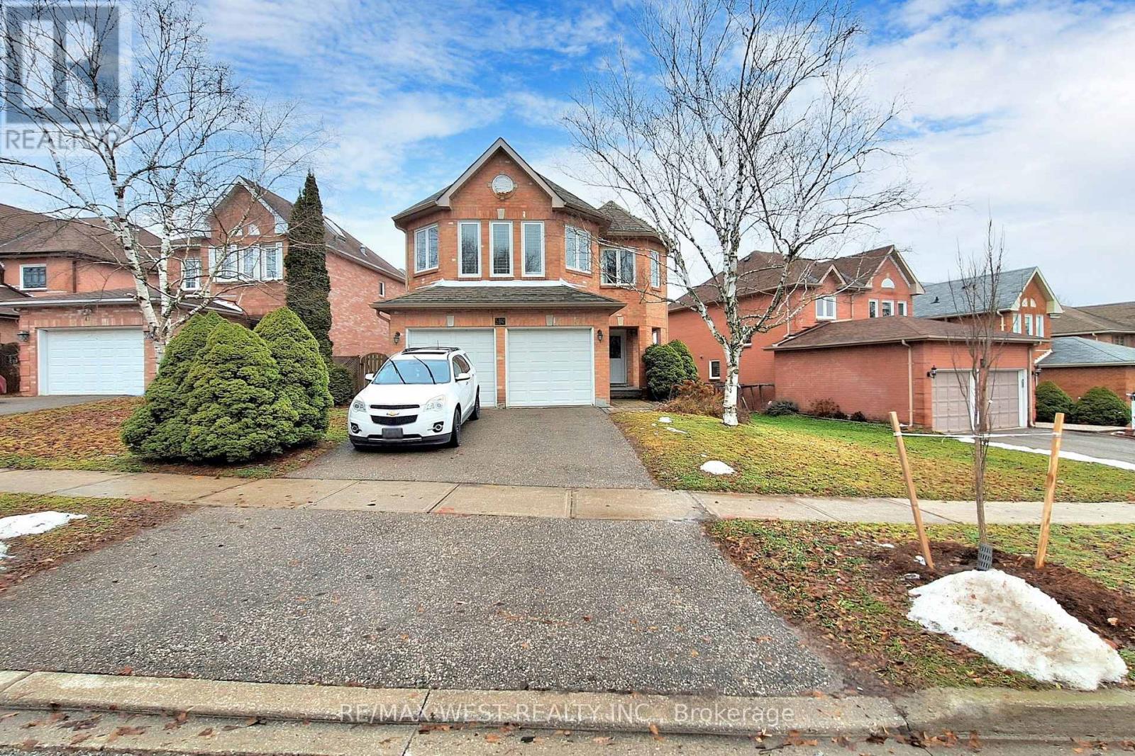 Photo 24 of 43 Chiswick Crescent, Aurora ON