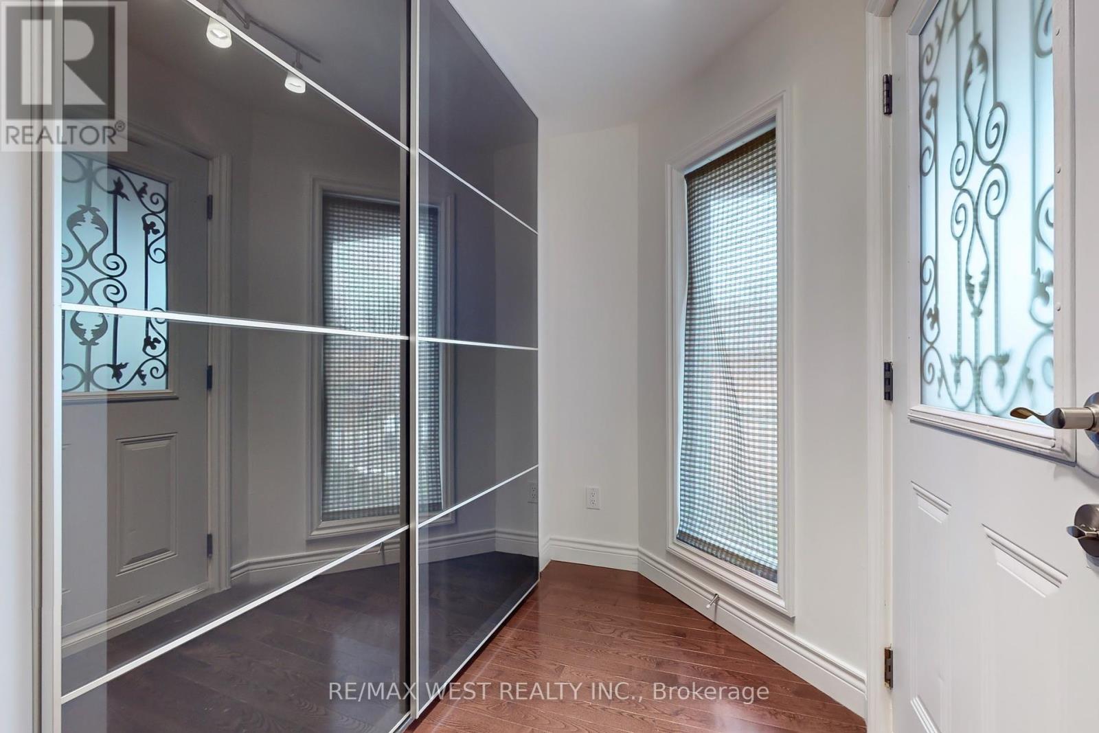 Photo 14 of 43 Chiswick Crescent, Aurora ON