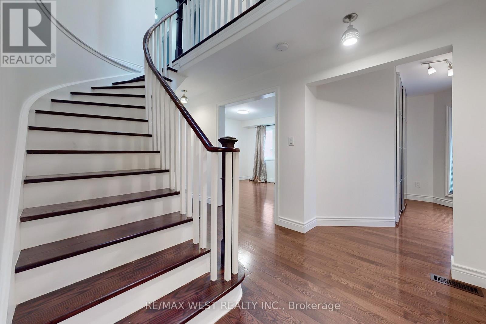 Photo 20 of 43 Chiswick Crescent, Aurora ON