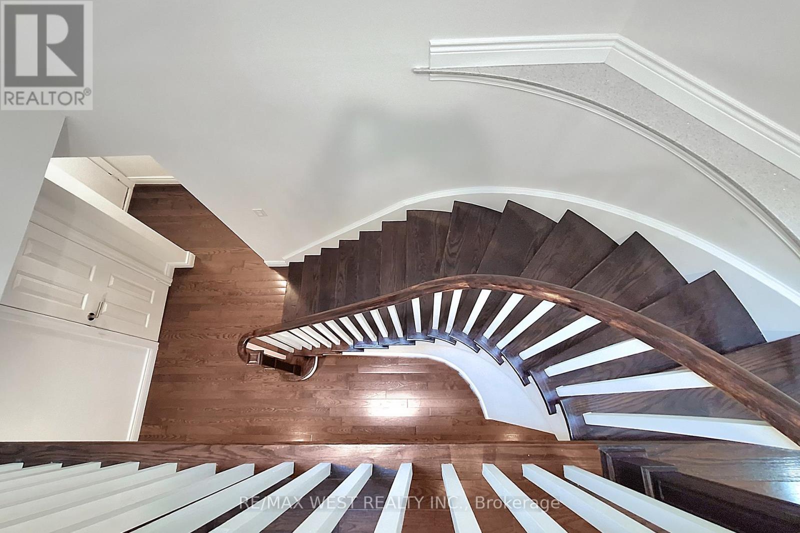 Photo 10 of 43 Chiswick Crescent, Aurora ON