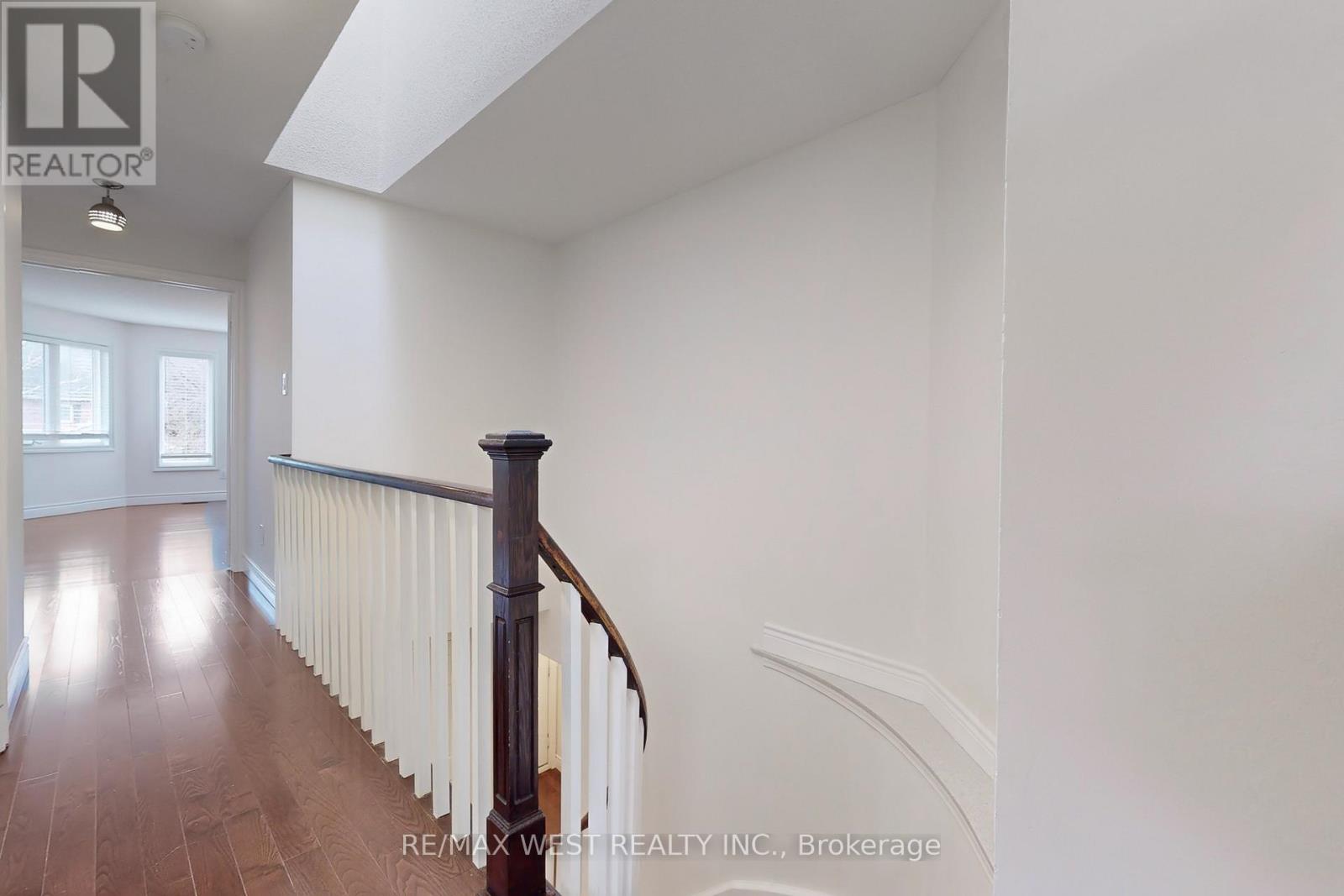 Photo 16 of 43 Chiswick Crescent, Aurora ON
