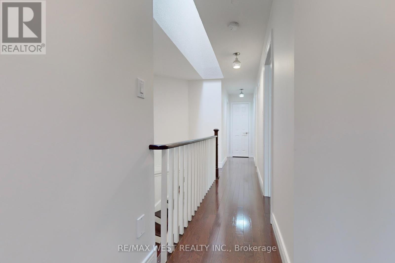 Photo 22 of 43 Chiswick Crescent, Aurora ON