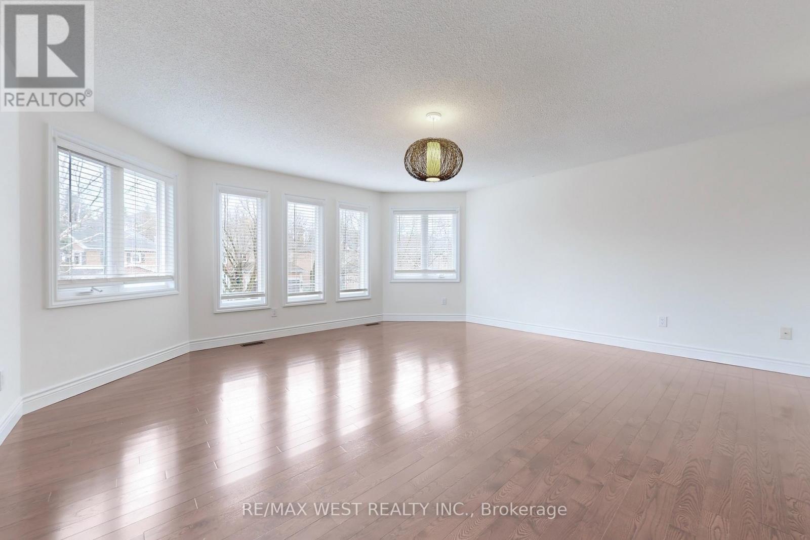 Photo 7 of 43 Chiswick Crescent, Aurora ON