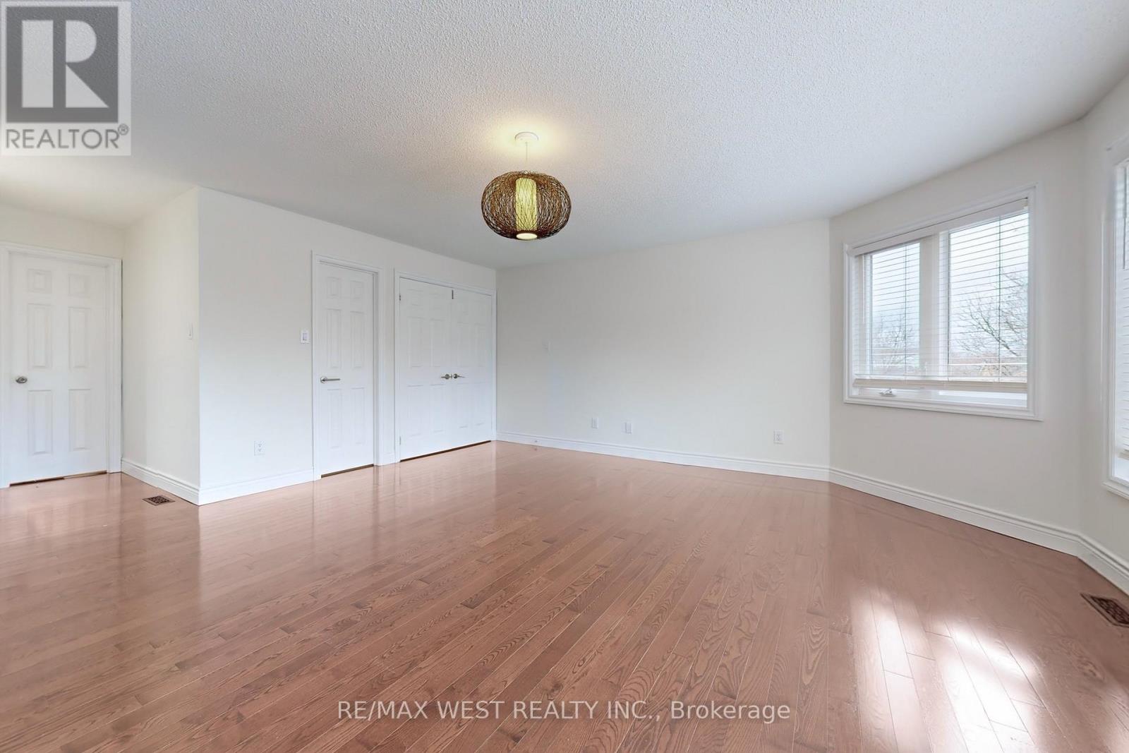 Photo 9 of 43 Chiswick Crescent, Aurora ON