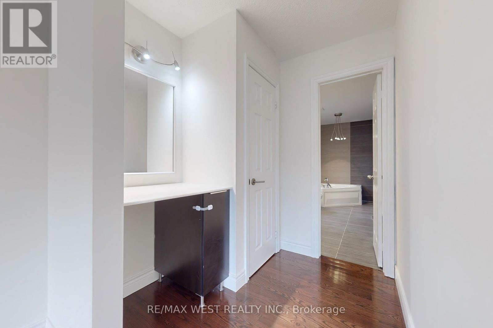 Photo 13 of 43 Chiswick Crescent, Aurora ON