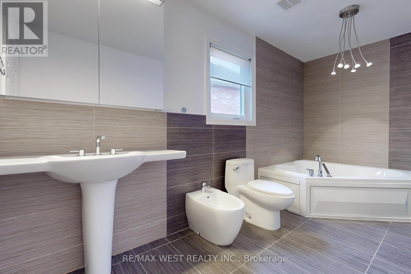 Photo 8 of 43 Chiswick Crescent, Aurora ON