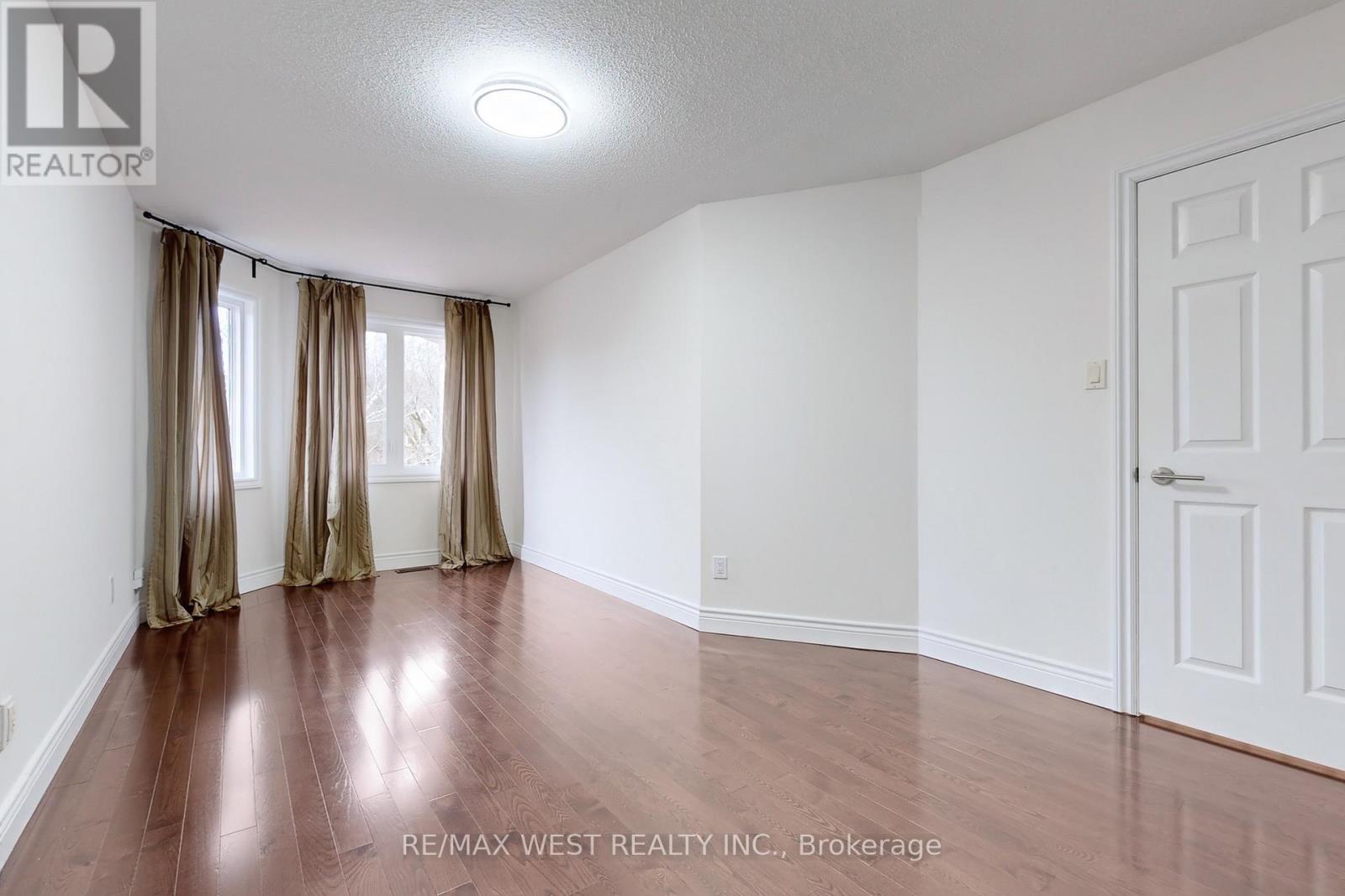 Photo 6 of 43 Chiswick Crescent, Aurora ON