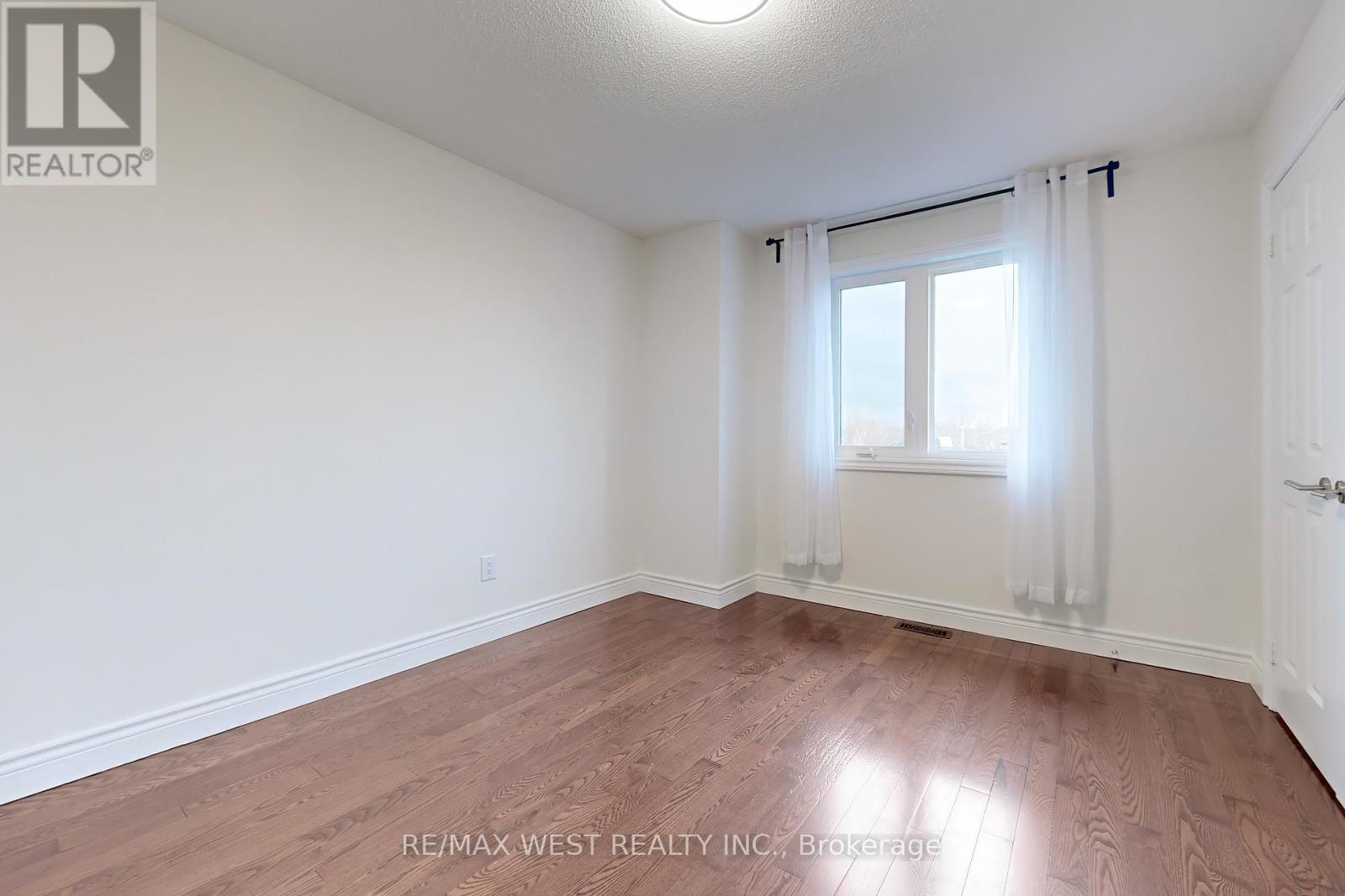 Photo 12 of 43 Chiswick Crescent, Aurora ON