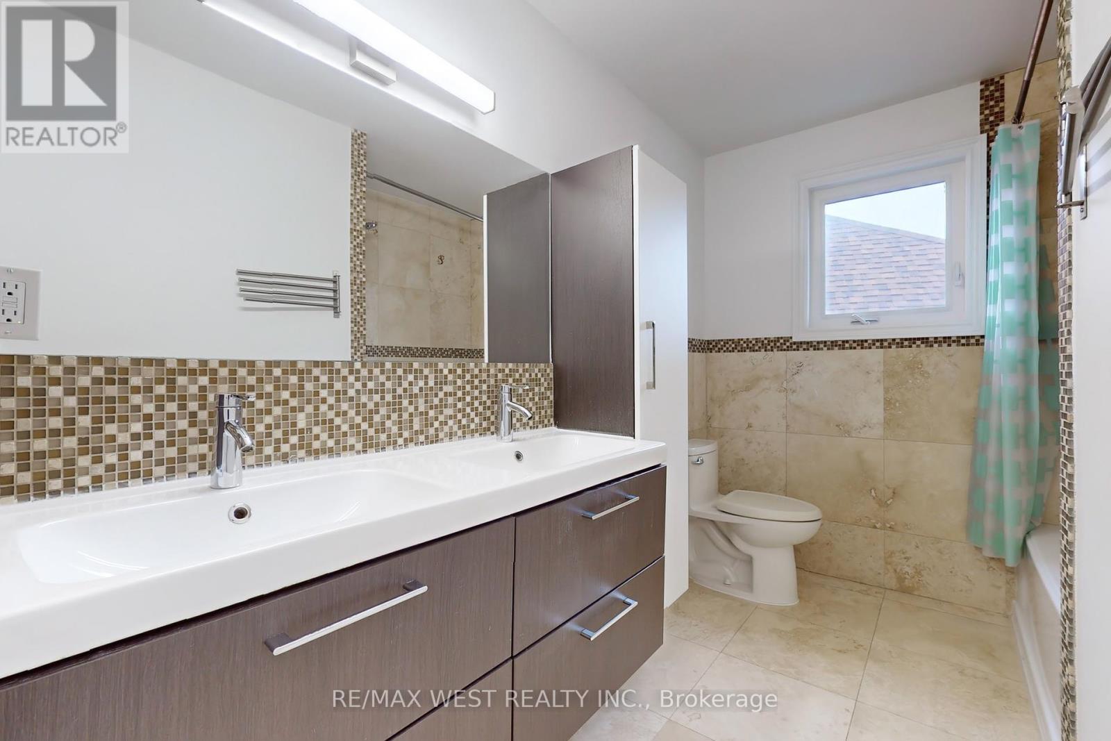 Photo 4 of 43 Chiswick Crescent, Aurora ON