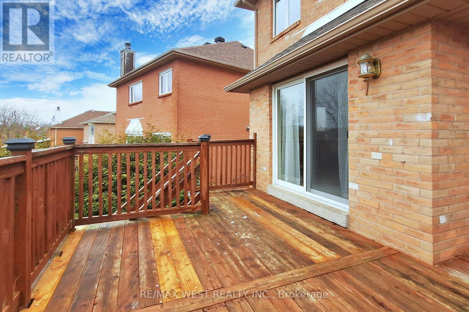 Photo 17 of 43 Chiswick Crescent, Aurora ON