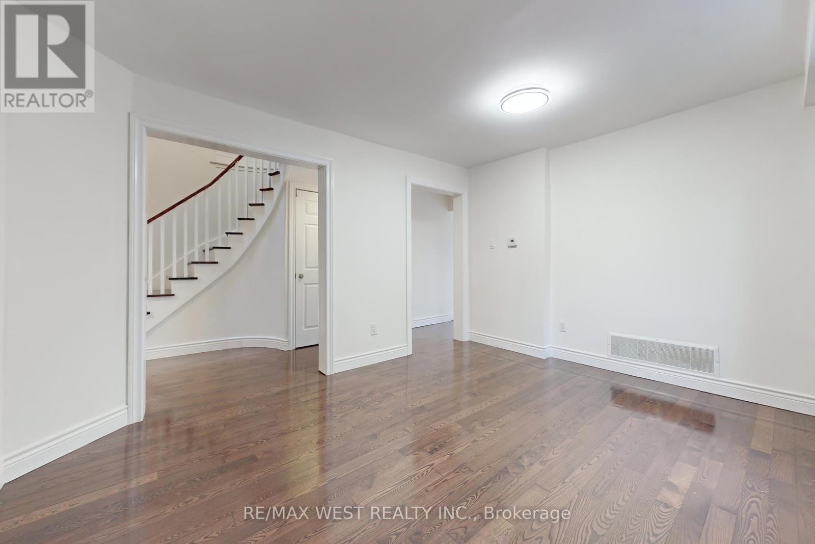 Photo 3 of 43 Chiswick Crescent, Aurora ON