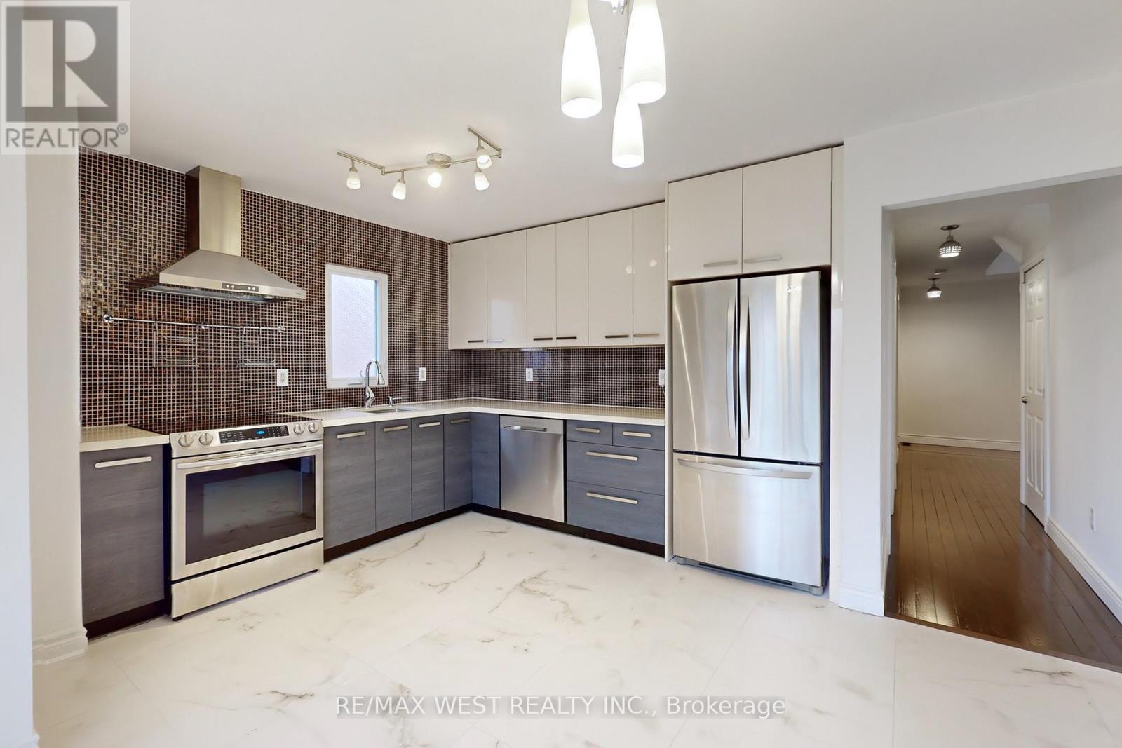 Photo 11 of 43 Chiswick Crescent, Aurora ON