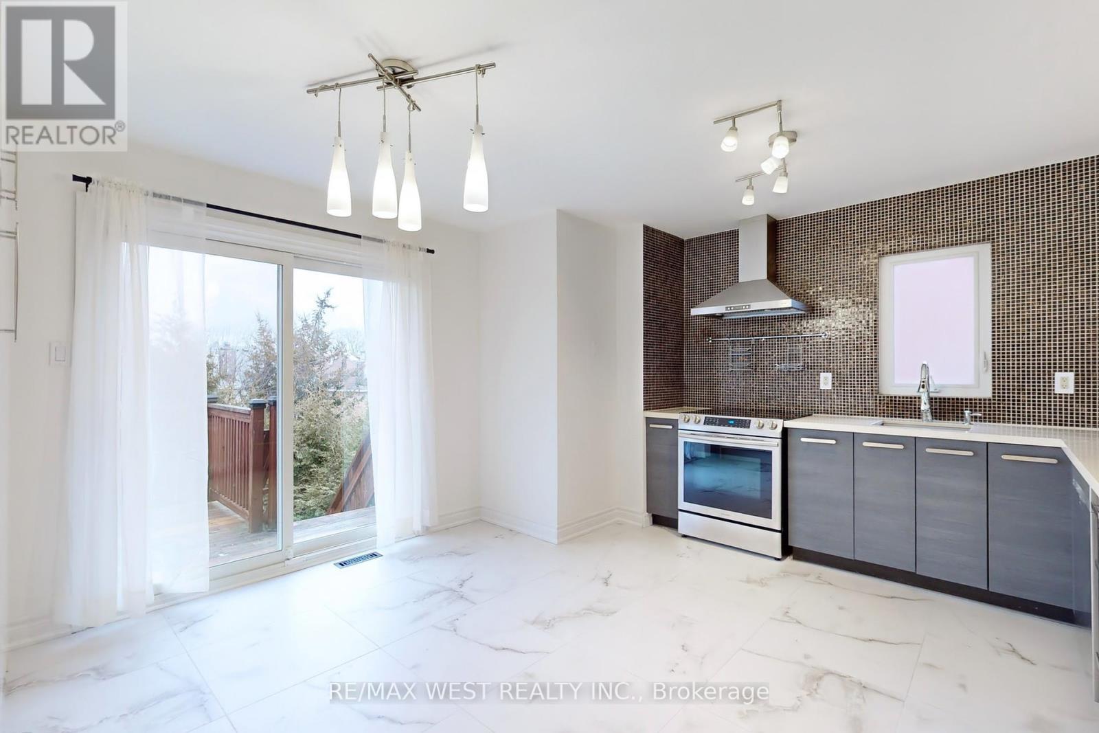 Photo 19 of 43 Chiswick Crescent, Aurora ON
