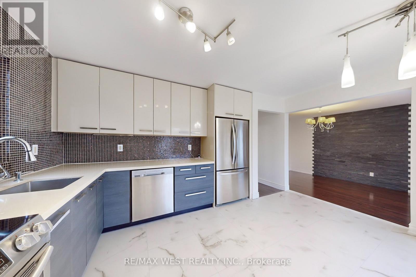 Photo 2 of 43 Chiswick Crescent, Aurora ON