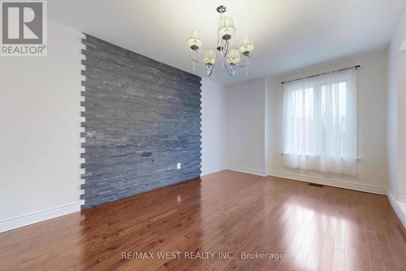 Photo 15 of 43 Chiswick Crescent, Aurora ON