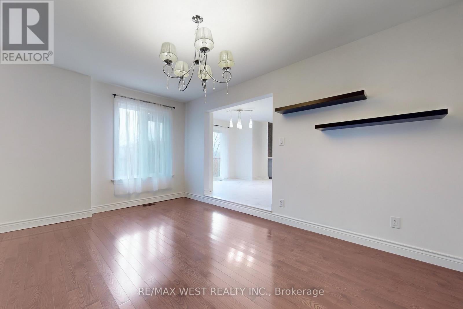 Photo 21 of 43 Chiswick Crescent, Aurora ON