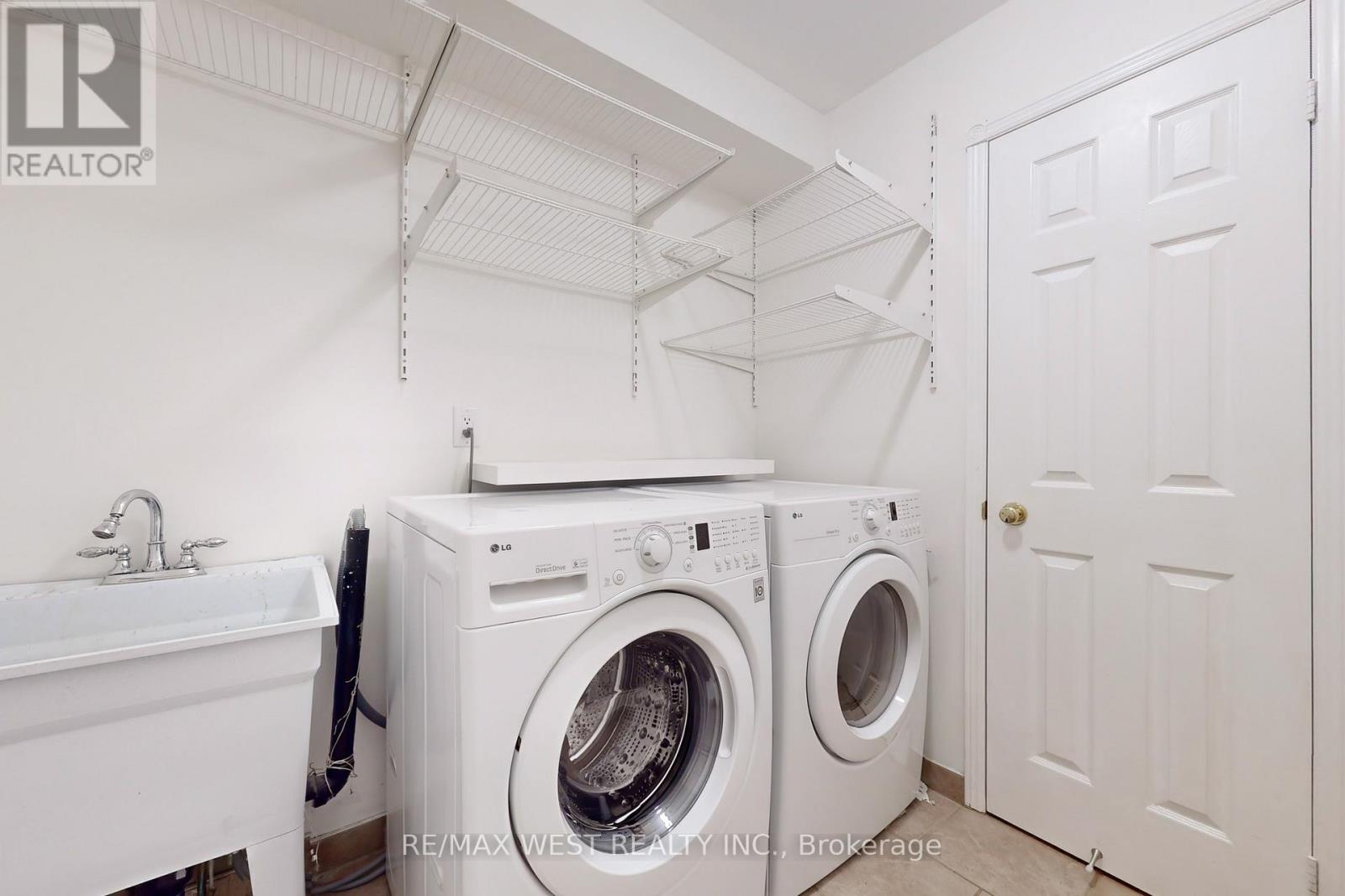 Photo 1 of 43 Chiswick Crescent, Aurora ON