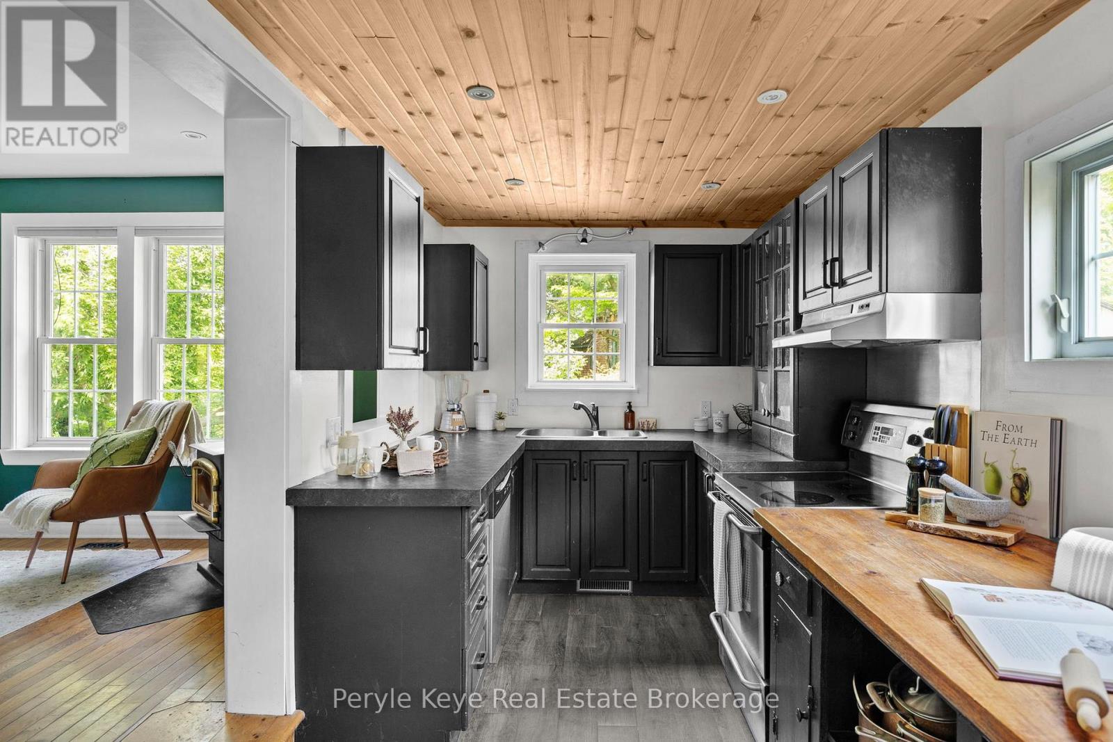Photo 11 of 9 King Street, Bracebridge ON