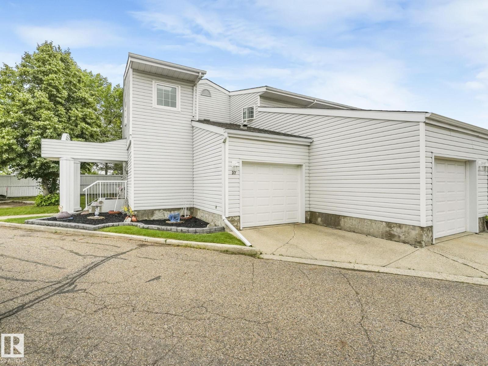 Photo 24 of 37 2911 36 St Nw, Edmonton AB