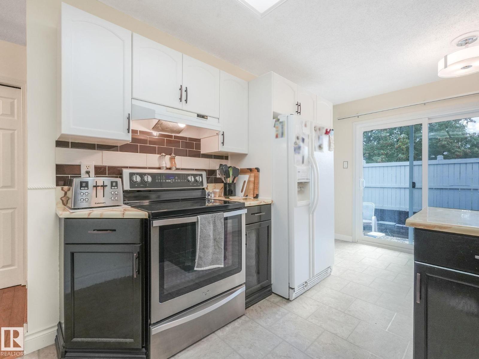 Photo 9 of 37 2911 36 St Nw, Edmonton AB